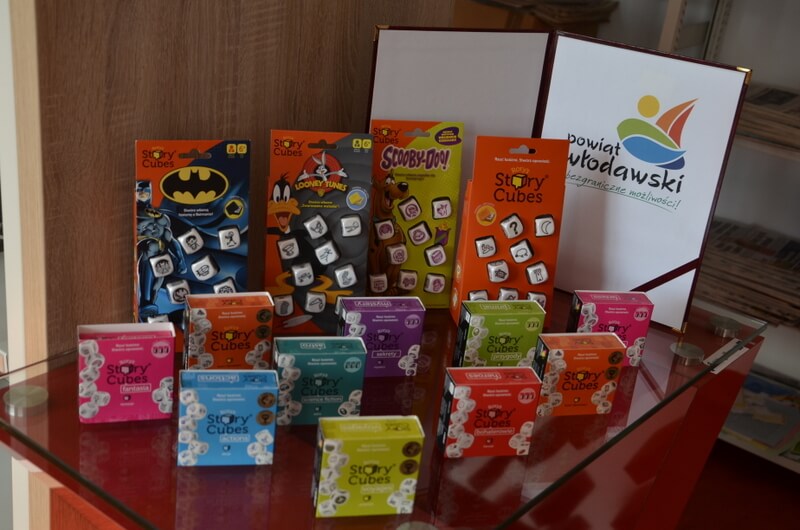 na zdjęciu gry "Story cubes" i otwarte okładki biurowe