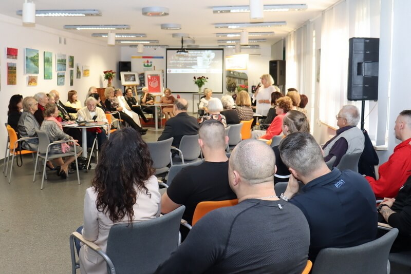Ludzie znajdujący się w sali konferencyjnej.