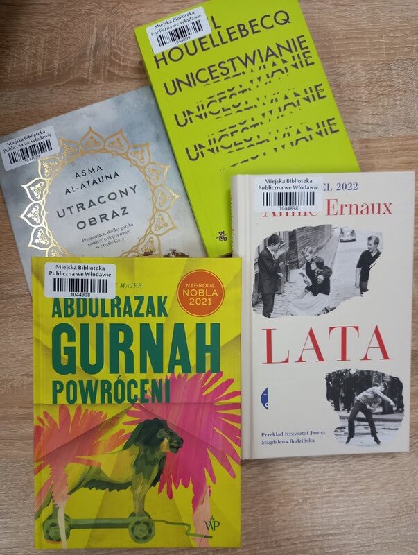 Cztery książki leżące, widoczne okładki: Abdulrazak Gurnah: Powróceni, Annie Ernaux: Lata, Michel Houellebecq: Unicestwianie, Asma al-Atauna: Utracony obraz.