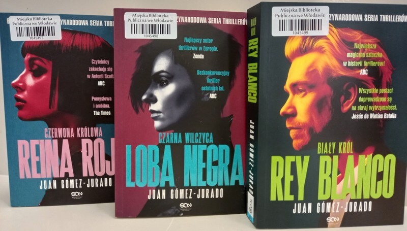Trzy książki stojące, widoczne okładki: Juan Gómez-Jurado - Cykl: Antonia Scott (tom 1-3), T. 1. Reina Roja. Czerwona Królowa, T. 2. Loba Negra. Czarna Wilczyca, T. 3. Rey Blanco. Biały Król