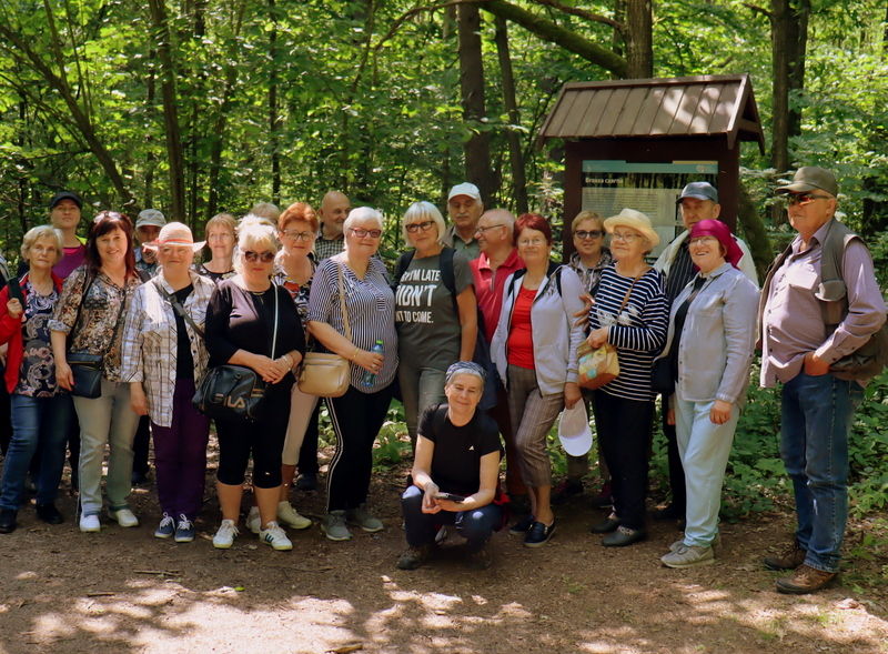 Zdjęcie grupowe ludzi stojących na ścieżce w lesie