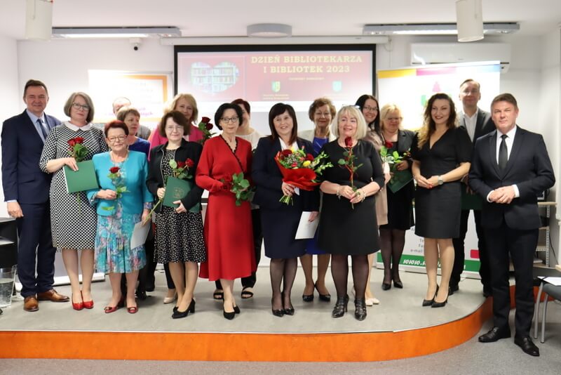 Zdjęcie grupowe bibliotekarzy  MBP Włodawa i kilku gości.