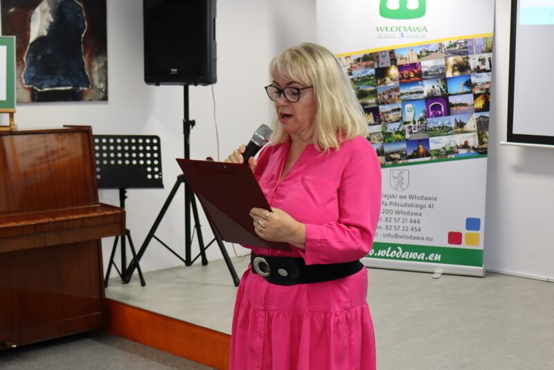Kobieta czytająca tekst