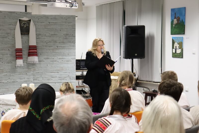 Kobieta mówiaca do mikrofonu