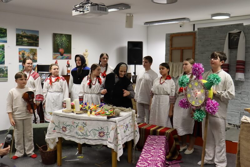 Grupa ludzi w strojach ludowych