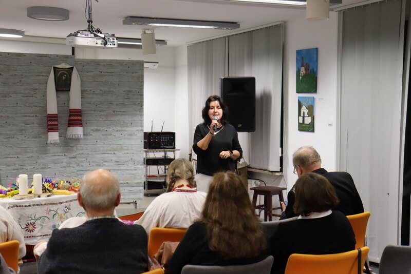 Kobieta mówiąca do mikrofonu