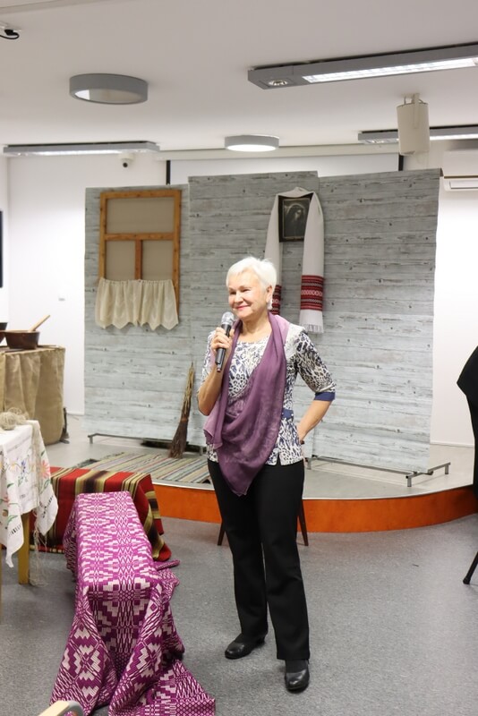 Kobieta stojąca przed sceną