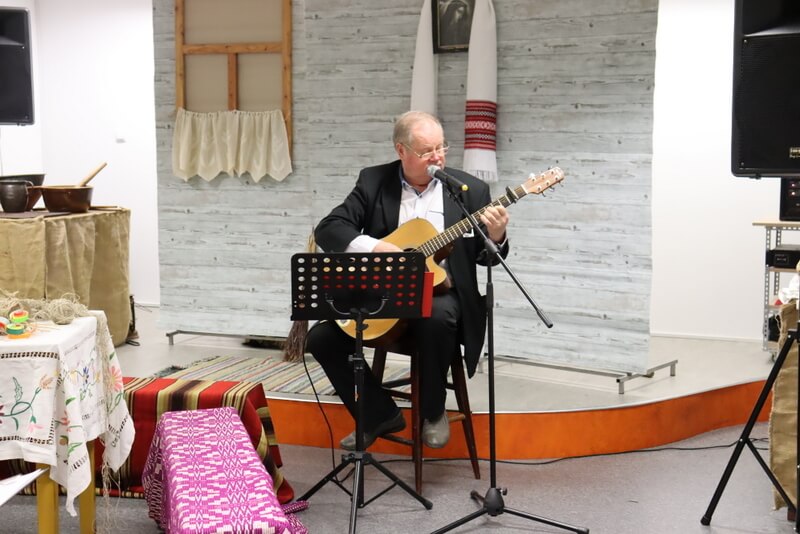 Mężczyzna grający na gitarze