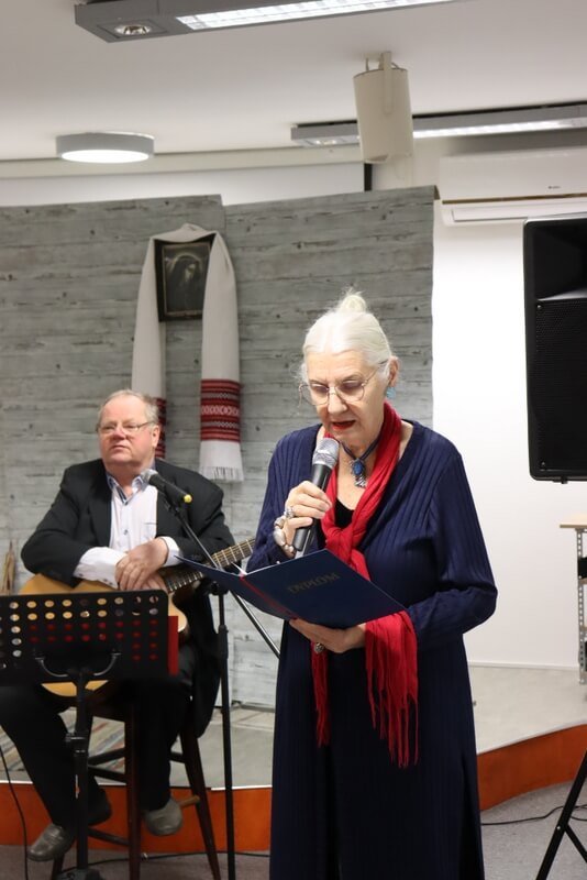 Kobieta czytająca wiersz