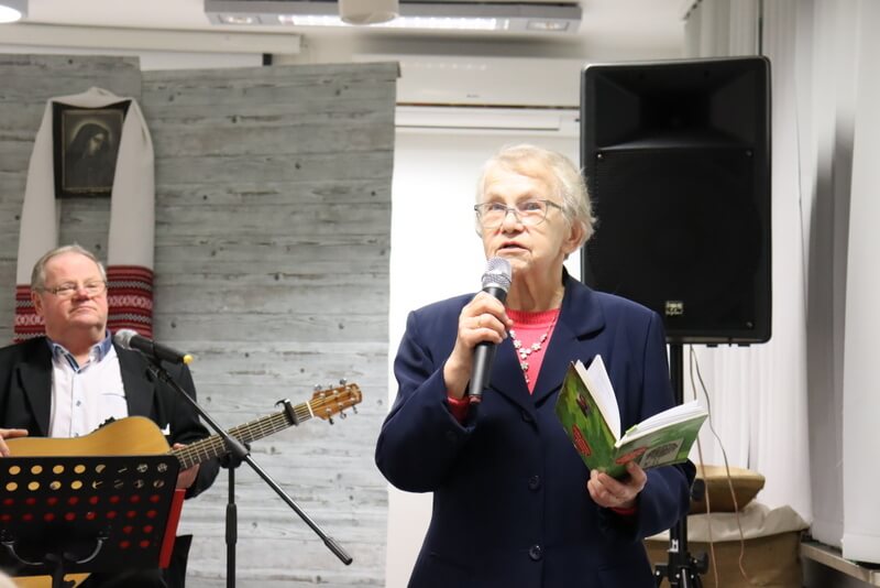 Kobieta czytająca wiersz