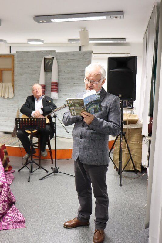 Mężczyzna czytający wiersz