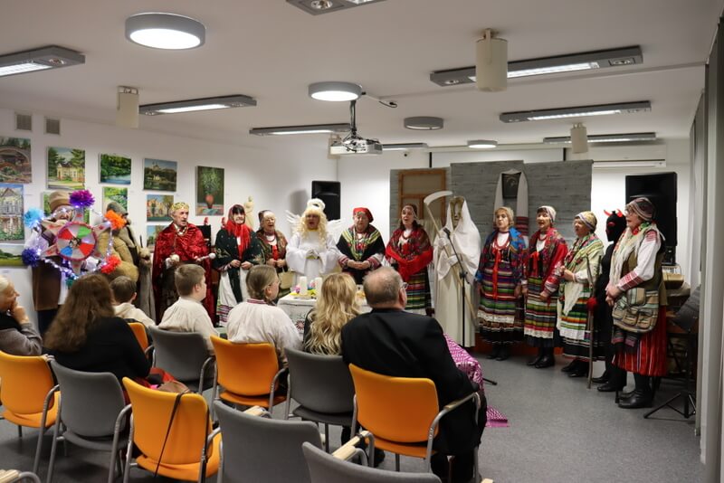 Grupa ludzi w strojach ludowych