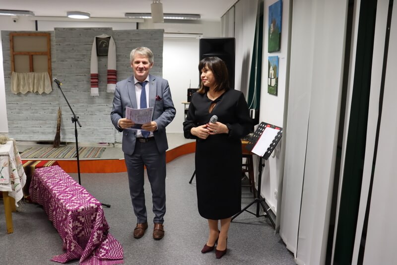 Kobieta i mężczyzna stojący przed sceną