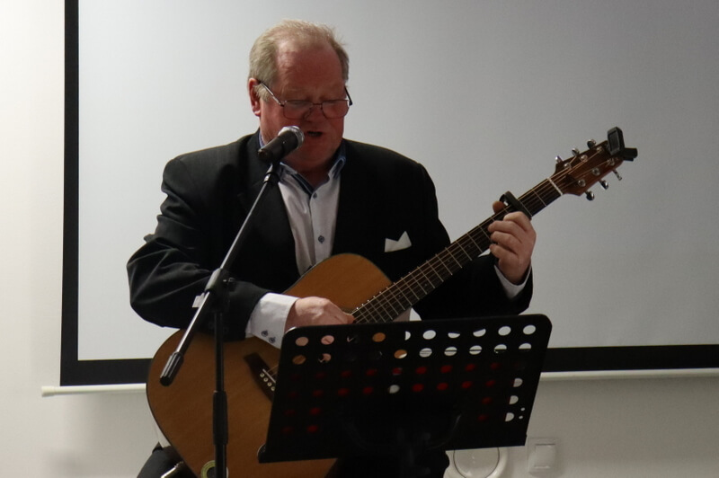 Mężczyzna grający na gitarze