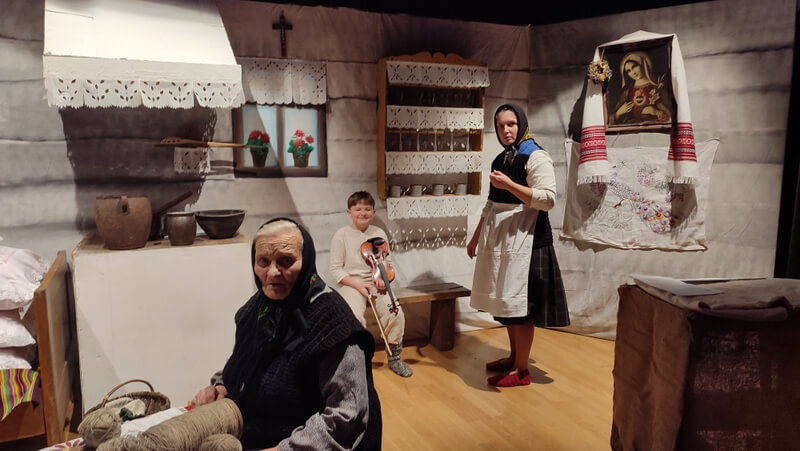 Grupa ludzi w strojach ludowych