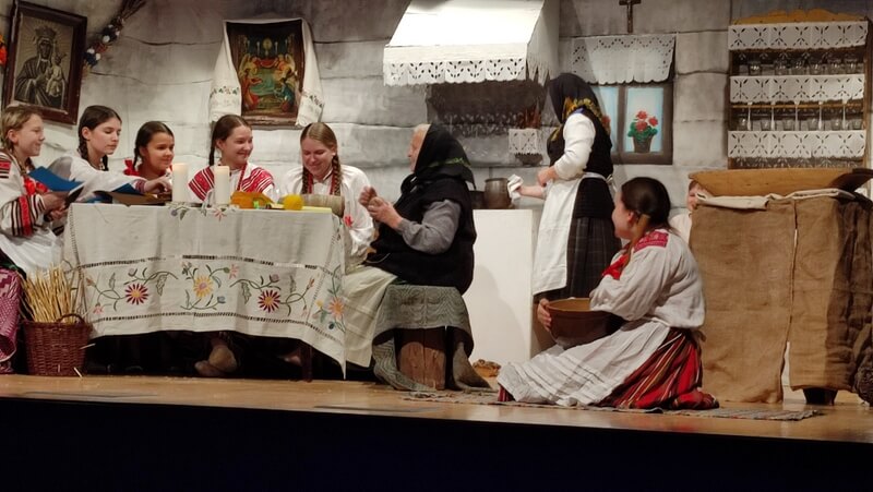 Grupa ludzi w strojach ludowych