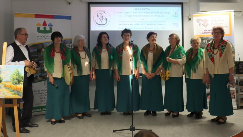 Grupa ludzi w strojach ludowych