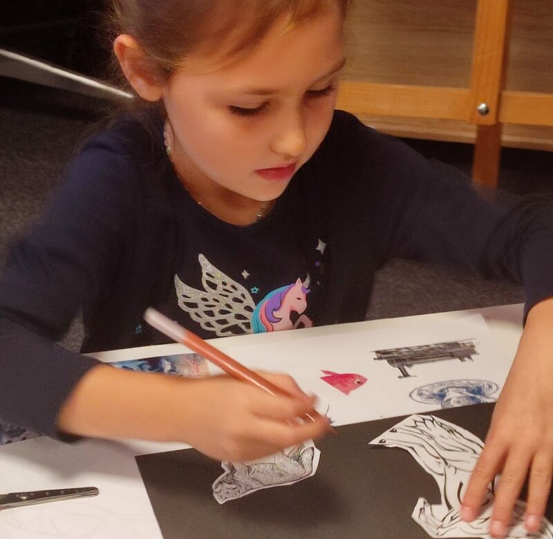 Dziewczynka tworzy pracę plastyczną.