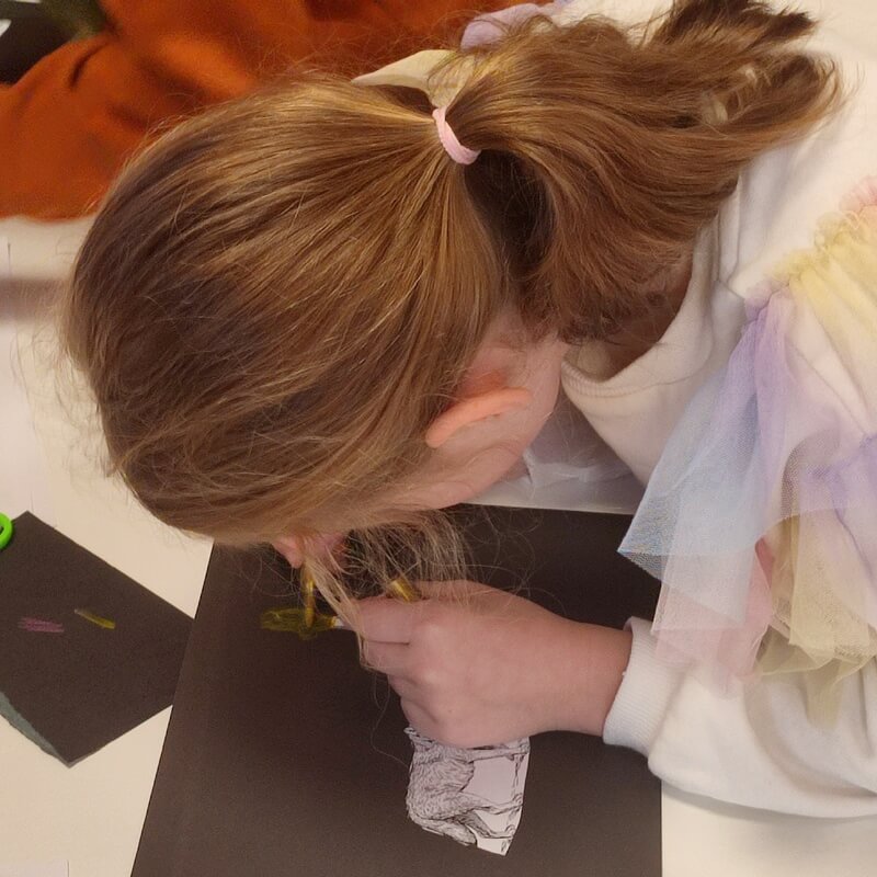 Dziewczynka tworzy pracę plastyczną.