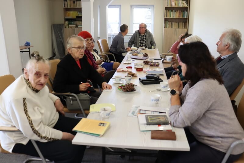 Grupa ludzi siedzących przy stole