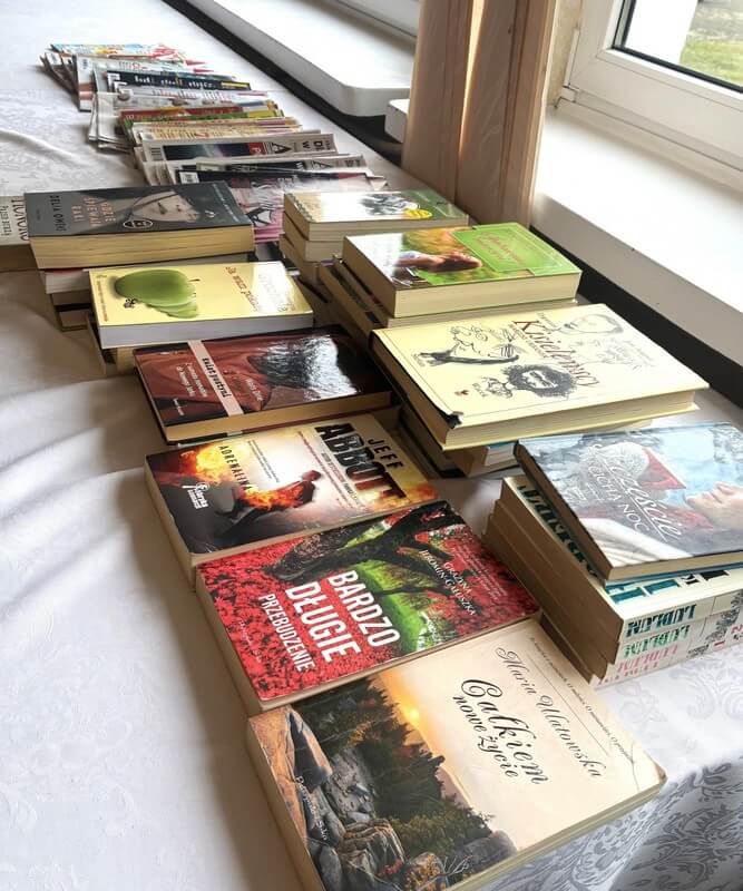 Stół, na którym leżą książki i czasopisma przekazane przez Miejską Bibliotekę Publiczną we Włodawie do biblioteki DPS „Senior”.
