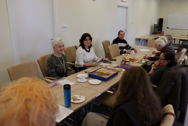 Grupa ludzi siedzących przy stole