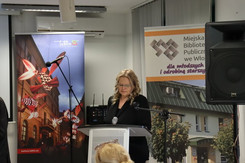 Kobieta stojaca za mówinicą