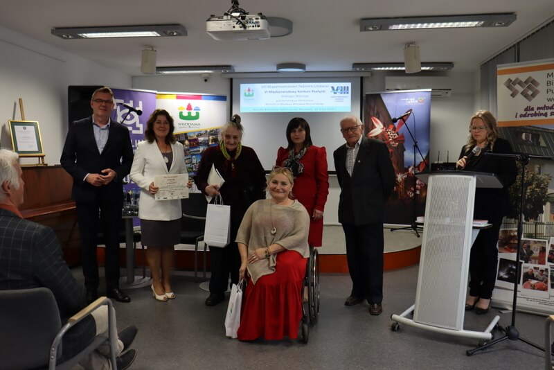 Zdjęcie grupowe laureatwó z przedstawicielami organizatorów